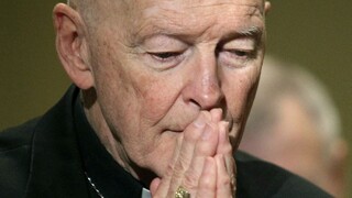 Pápež prepustil kardinála pre obvinenie zo zneužívania tínedžera