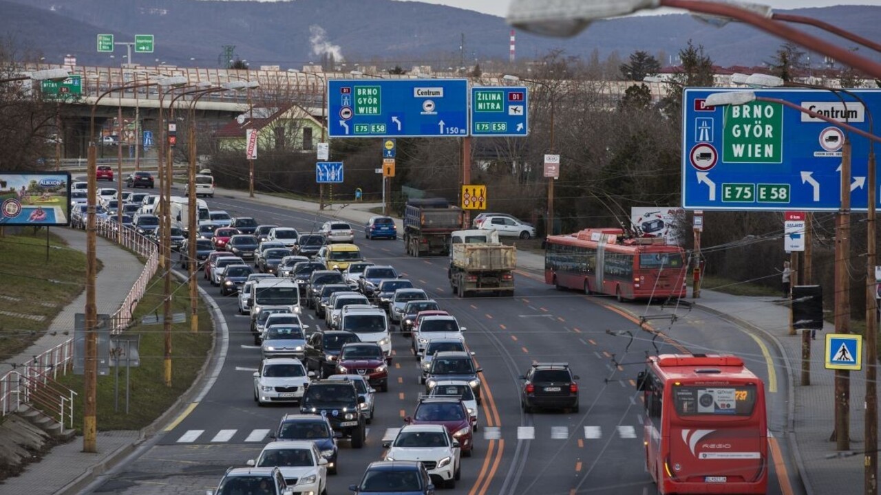 V Bratislave sa začali obmedzenia. Použite MHD, vyzývajú vodičov
