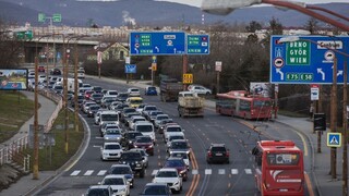 V Bratislave sa začali obmedzenia. Použite MHD, vyzývajú vodičov