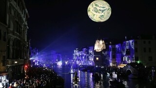 Odštartoval tradičný karneval v Benátkach, témou je mesiac