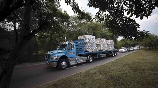 K venezuelským hraniciam prišla pomoc, blokuje ju Maduro