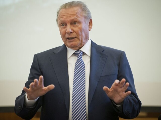 Schuster sa zotavuje po náročnej operácii srdca, už neleží na ARO