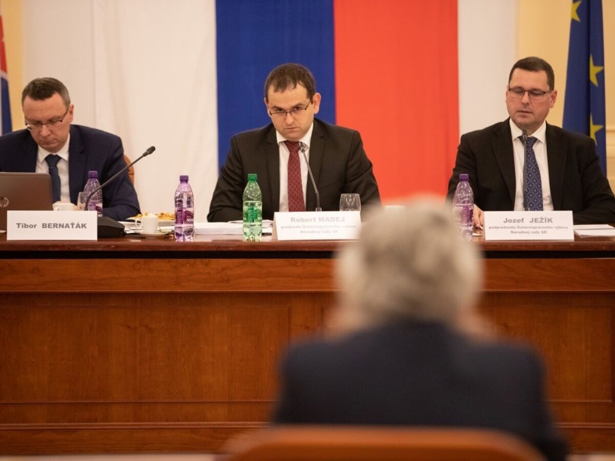 Kandidátov na ústavných sudcov budú opäť verejne vypočúvať