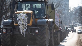 Nespokojní farmári na traktoroch sú v Bratislave, oslovil ich premiér