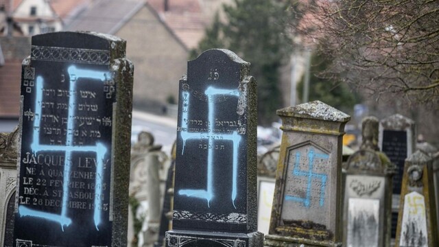 Na židovské hroby namaľovali svastiky, Macron sľubuje tresty
