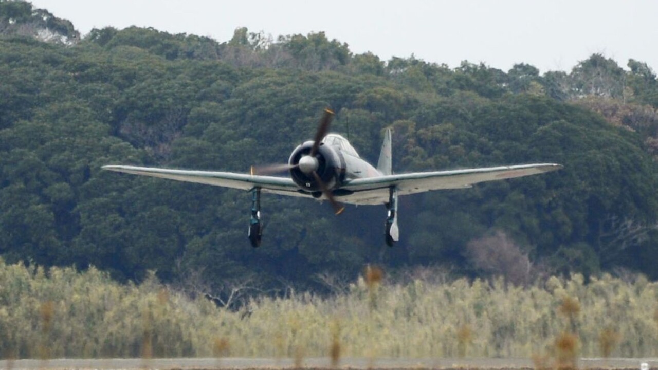 Japonská stíhačka zmizla z radarov a zrútila sa. Pilotov zachránili