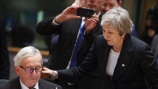 Mayová sa pokúsi o prelom v brexite, stretla sa s Junckerom