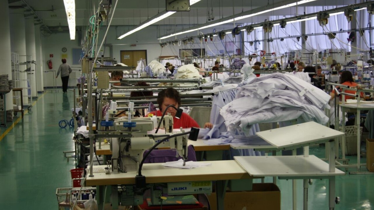 odevná firma pracovníci zamestnanci fabrika 1140px (TASR/Alexandra Moštková)
