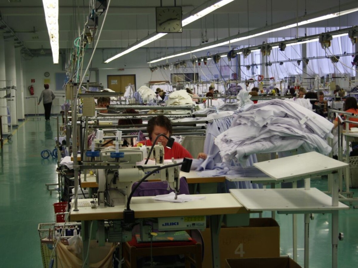 odevná firma pracovníci zamestnanci fabrika 1140px (TASR/Alexandra Moštková)