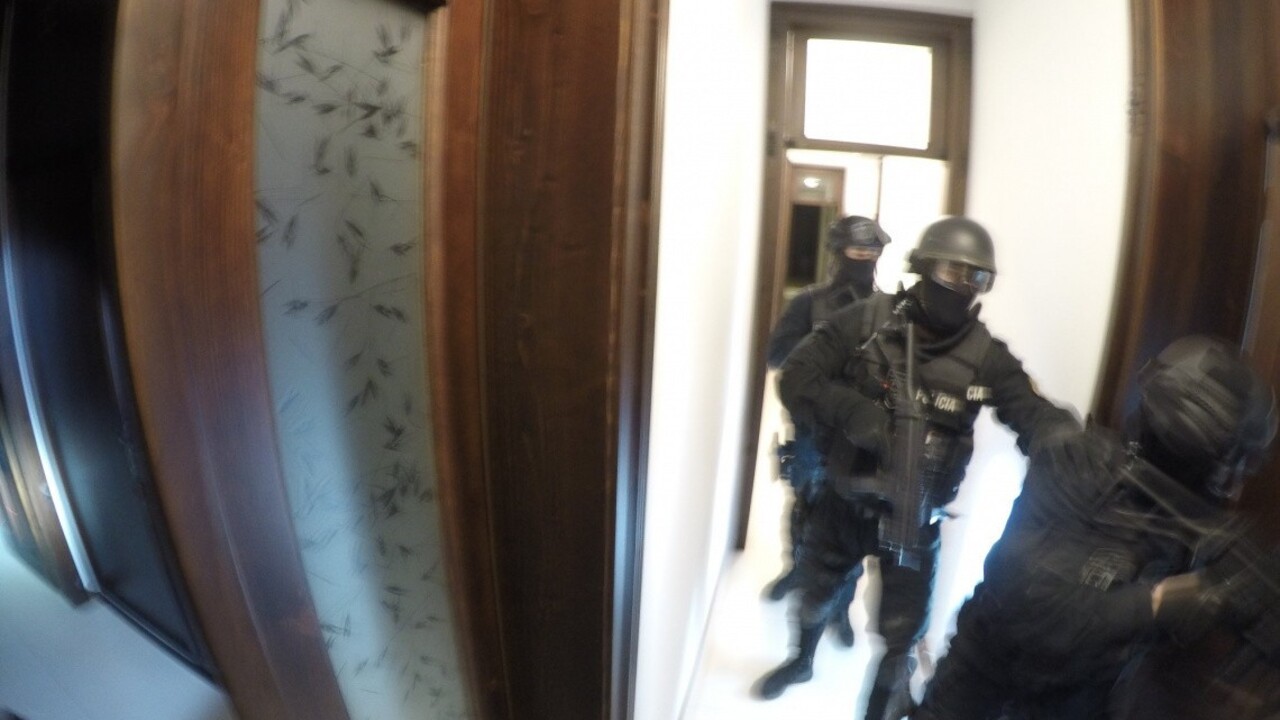 NAKA udrela na južnom Slovensku, zadržali starostu aj jeho syna