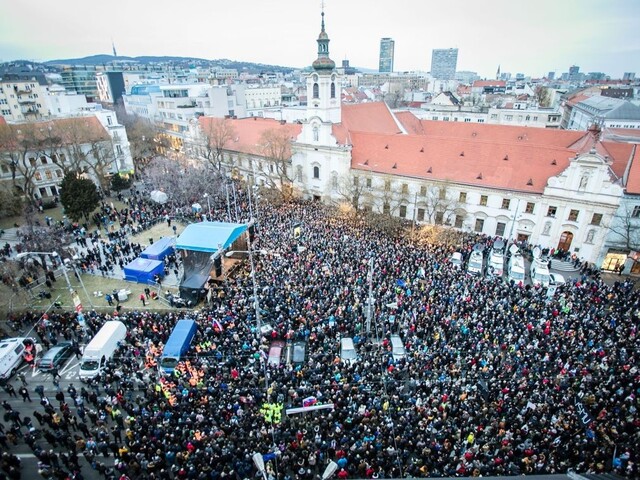 Námestie SNP zaplnili desaťtisíce ľudí, uctili si Jána a Martinu