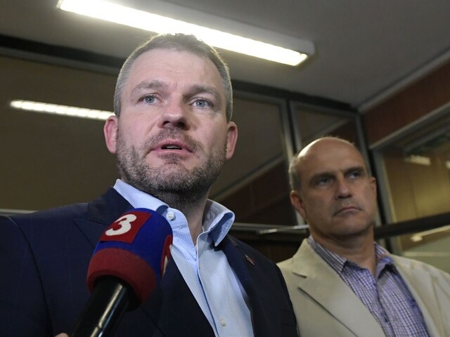 Premiér žiada pokojné zhromaždenia. Sme na rázcestí, tvrdí SaS