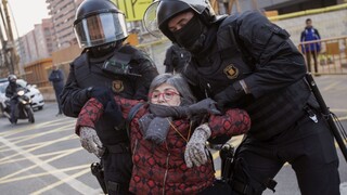 Štrajk v Katalánsku sa zmenil na demonštrácie, ľudia blokovali cesty