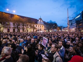 Už to nie je len o vražde. Ľudia vyšli do ulíc a uctili si mladý pár
