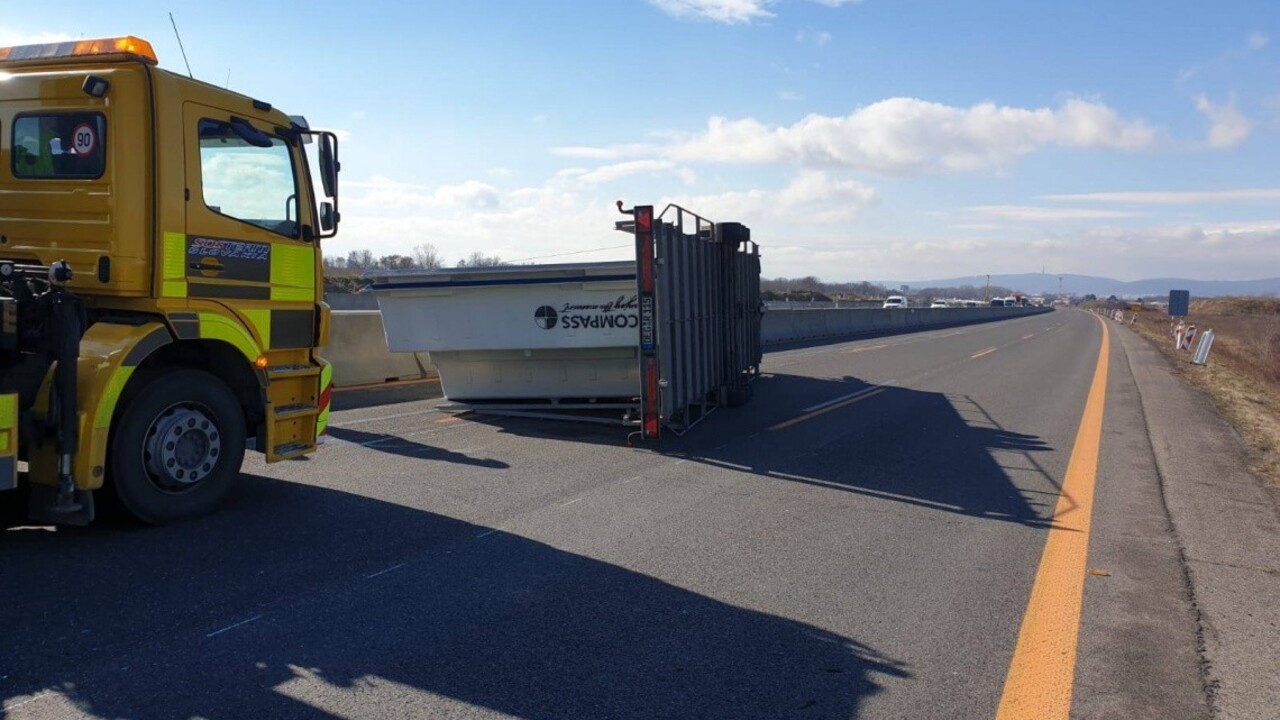 Dopravu na D1 paralyzovala havária kamióna s bazénom