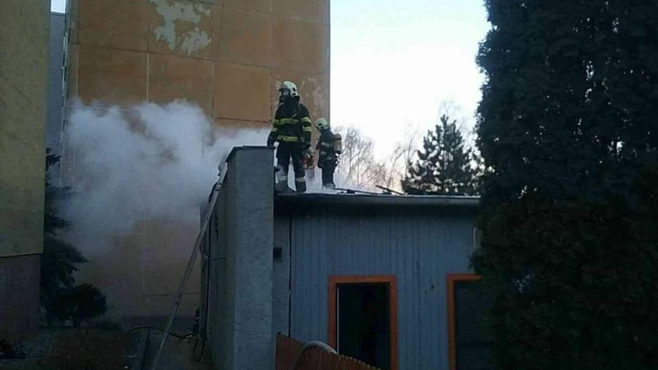 Pri požiari baru v Košiciach zasiahol viac ako tucet hasičov