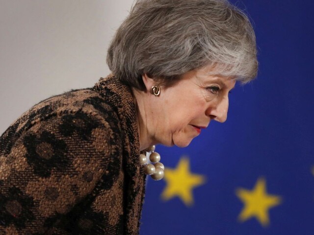 Proti Mayovej sa postavili už aj ministri, pripúšťajú odklad brexitu