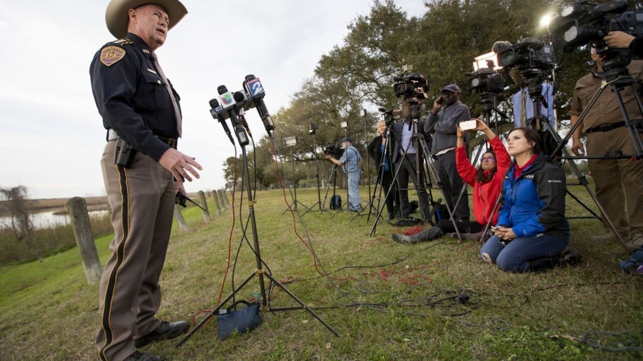 Lietadlo sa zrútilo do zátoky, jeho trosky sa rozleteli na kilometre