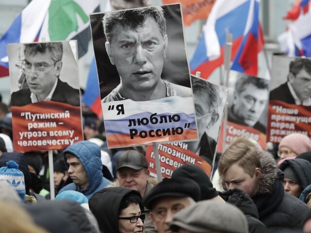 Kritizoval Putina, bol zavraždený. Na Nemcova spomínali tisícky ľudí