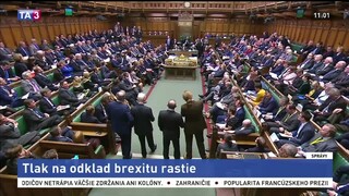 Tlak v britskom parlamente stúpa, opozícia kritizuje odklad hlasovania