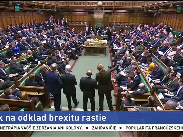 Tlak v britskom parlamente stúpa, opozícia kritizuje odklad hlasovania