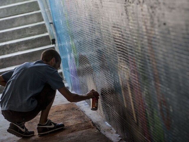 Pomáhajú nátery, nie však všade. Vandalizmus v centre mesta neutícha, sprejeri ničia fasády aj vozidlá MHD
