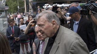 Kardinál pristihol chlapcov piť omšové a zneužil ich. Je vinný