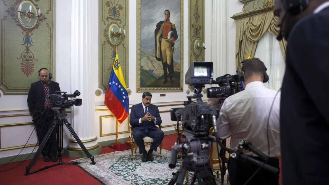 Niektoré otázky sa Madurovi nekladú. Novinárov hneď zadržali