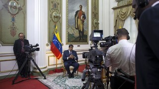Niektoré otázky sa Madurovi nekladú. Novinárov hneď zadržali