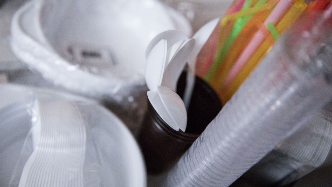 Podporia obchody bez obalov a pitné fontány. Program schválila vláda