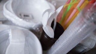 Podporia obchody bez obalov a pitné fontány. Program schválila vláda