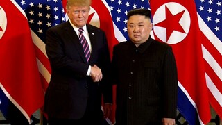 Kim a Trump sa zišli. Rukami si potriasli vo vietnamskom Hanoji