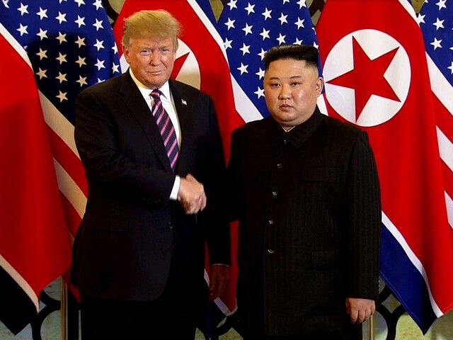Kim a Trump sa zišli. Rukami si potriasli vo vietnamskom Hanoji