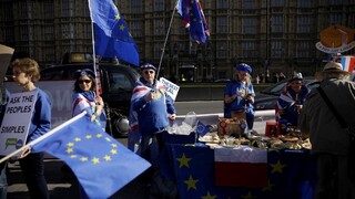 Odložia brexit? Britský parlament podporil Mayovej plán