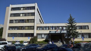 Radnica masovo ruší zmluvy. Je to cesta do izolácie, tvrdí opozícia