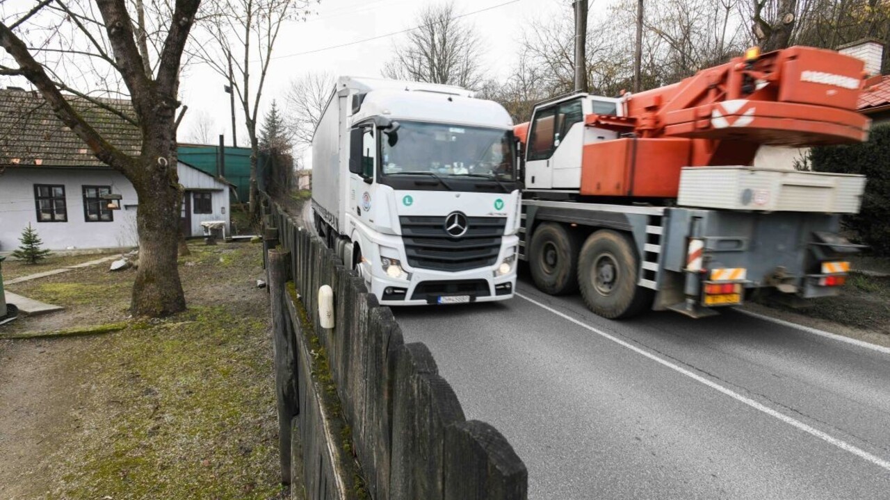 Cez obec sa nedá prejsť ani na bicykli. Na Záhorí žiadajú obchvat
