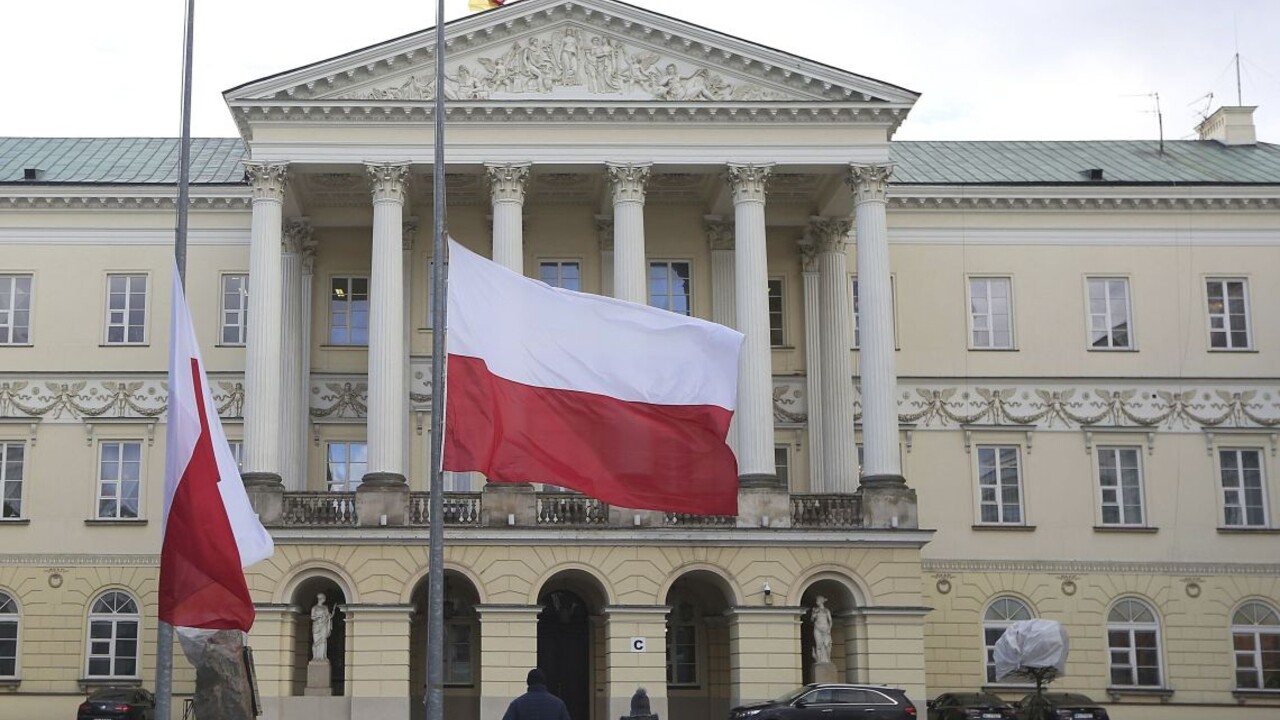 Poľsko Gdansk radnica primátor budova vlajka 1140 px (TASR/AP)
