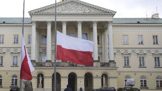 Poľsko Gdansk radnica primátor budova vlajka 1140 px (TASR/AP)