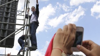 Guaidó sa triumfálne vrátil do vlasti. Má vraj podporu dezertérov