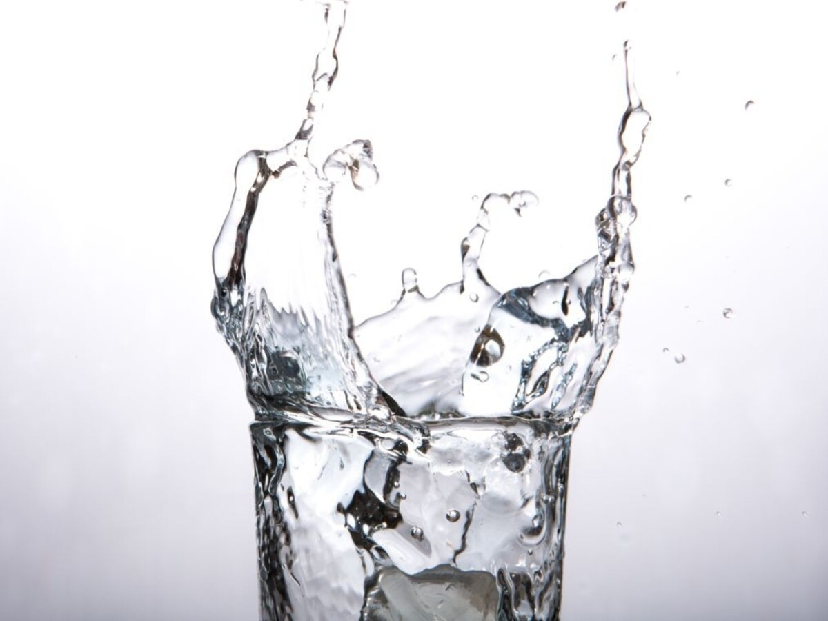 Liter a pol denne je mýtus, priveľa vody škodí. Čo sa môže stať?