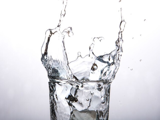 Liter a pol denne je mýtus, priveľa vody škodí. Čo sa môže stať?