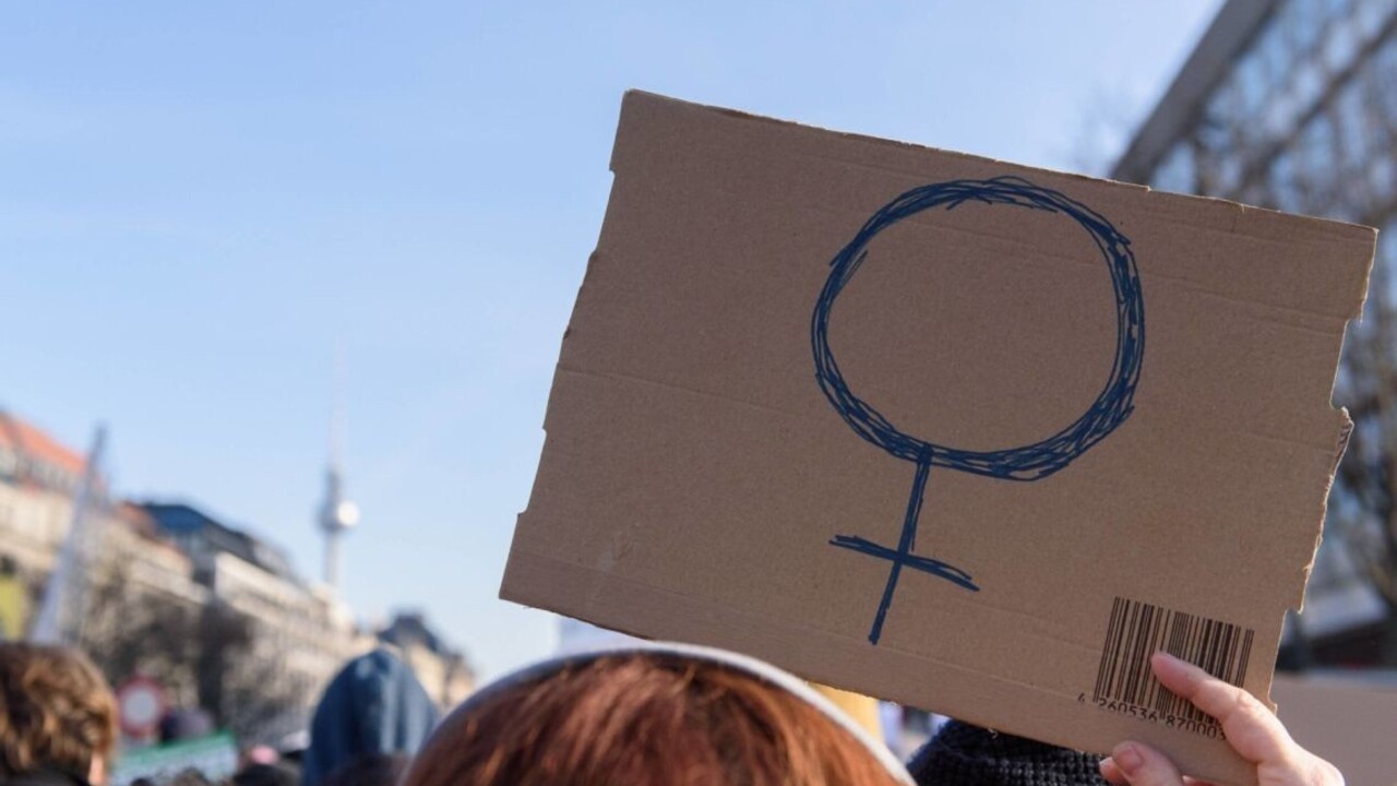 Ženy stále zarábajú menej. Zmenu treba urýchliť, tvrdí EÚ