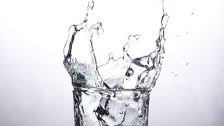 voda pohár tekutiny pitný režim 1140px (ČTK)