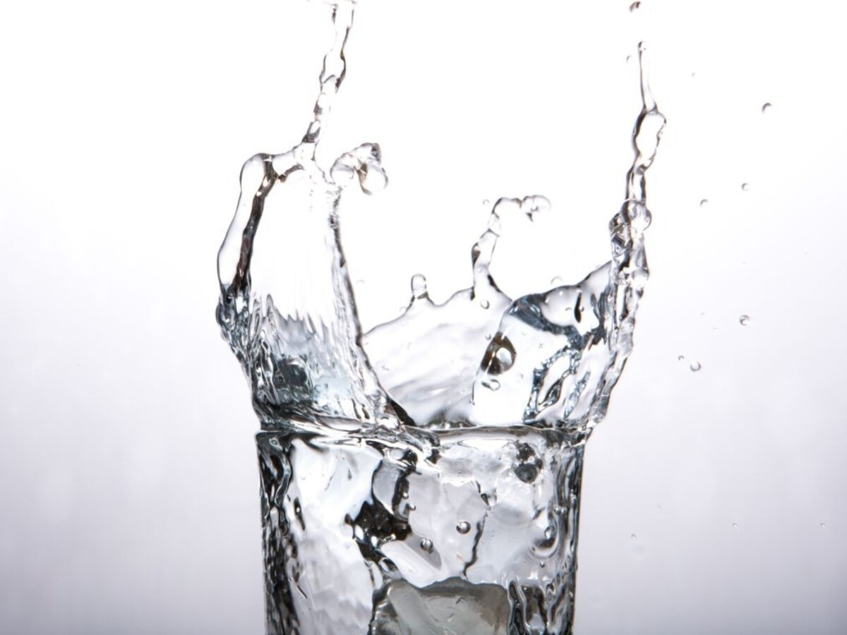 voda pohár tekutiny pitný režim 1140px (ČTK)