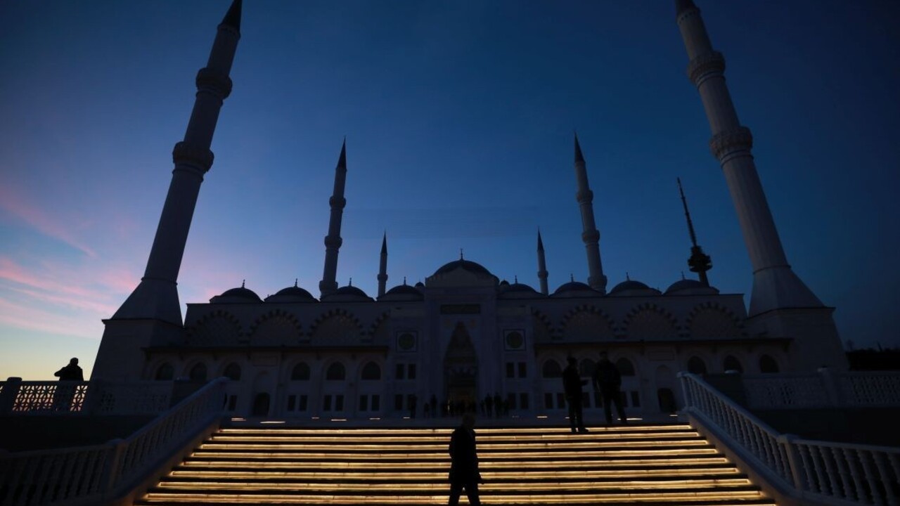 V Istanbule otvorili najväčšiu tureckú mešitu. Takto vyzerá