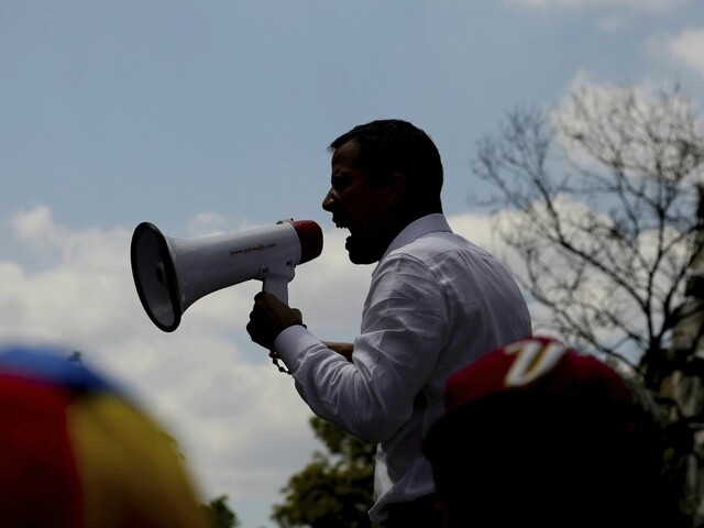 Pochodujme na Caracas, vyzýva Guaidó. Pohrozil intervenciou