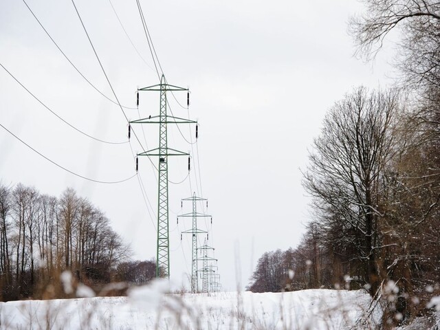 Cez noc vyčíňal silný vietor, bez elektriny sú tisícky domácností