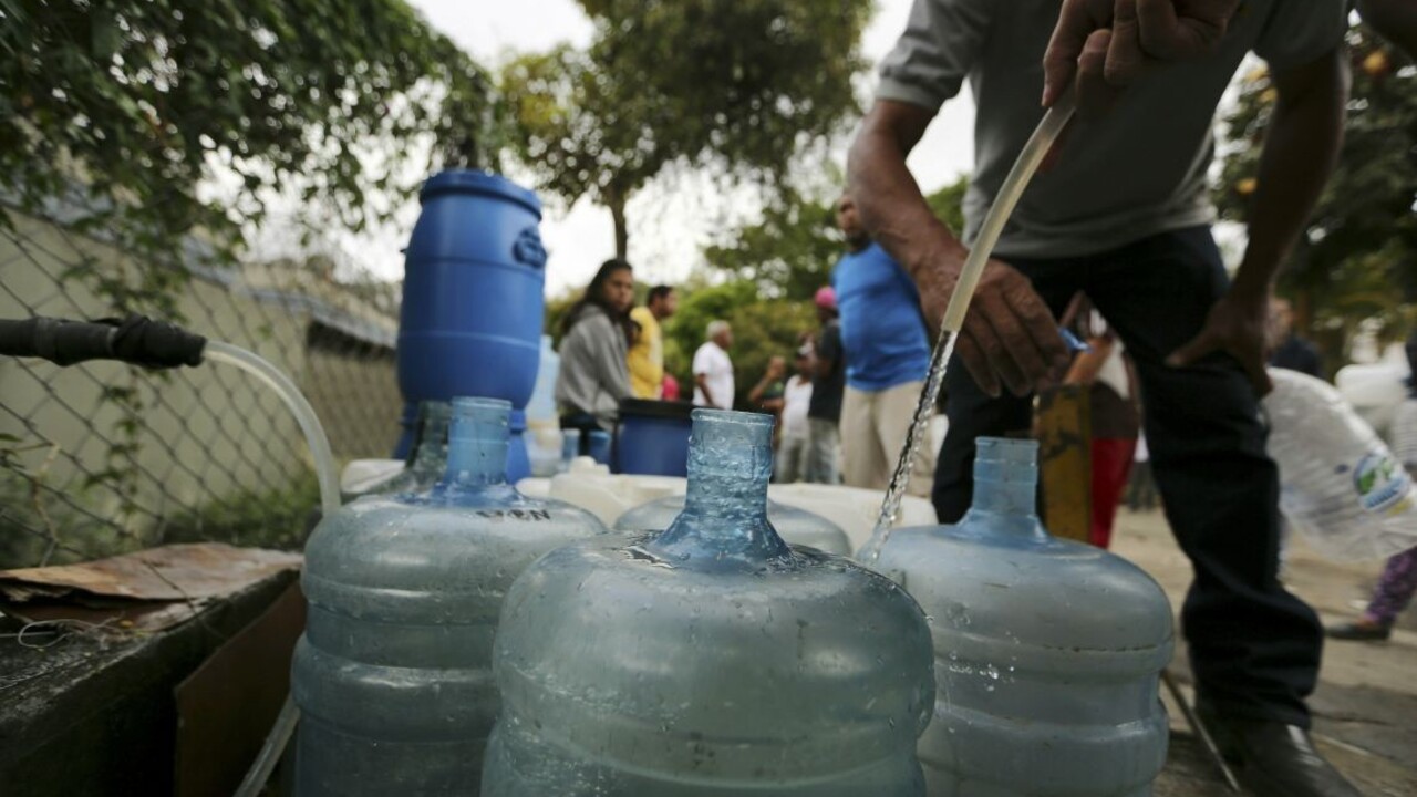 Kríza sa zhoršuje. USA stiahnu aj zvyšných diplomatov z Caracasu