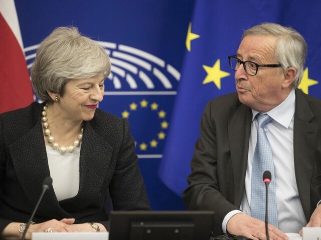 Briti dostali druhú šancu, tvrdí Juncker po dohode s Mayovou