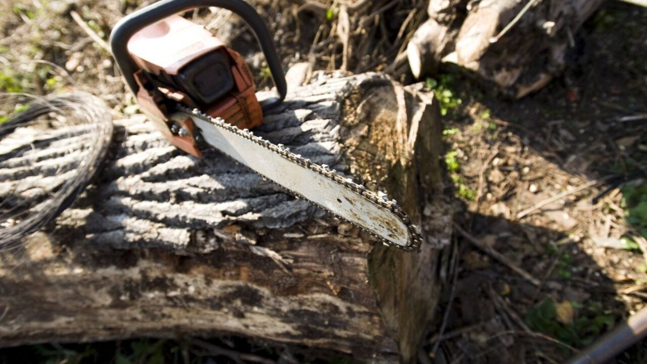 Žena si odpílila ruku, aby dostala poistku. Hrozia jej roky väzenia